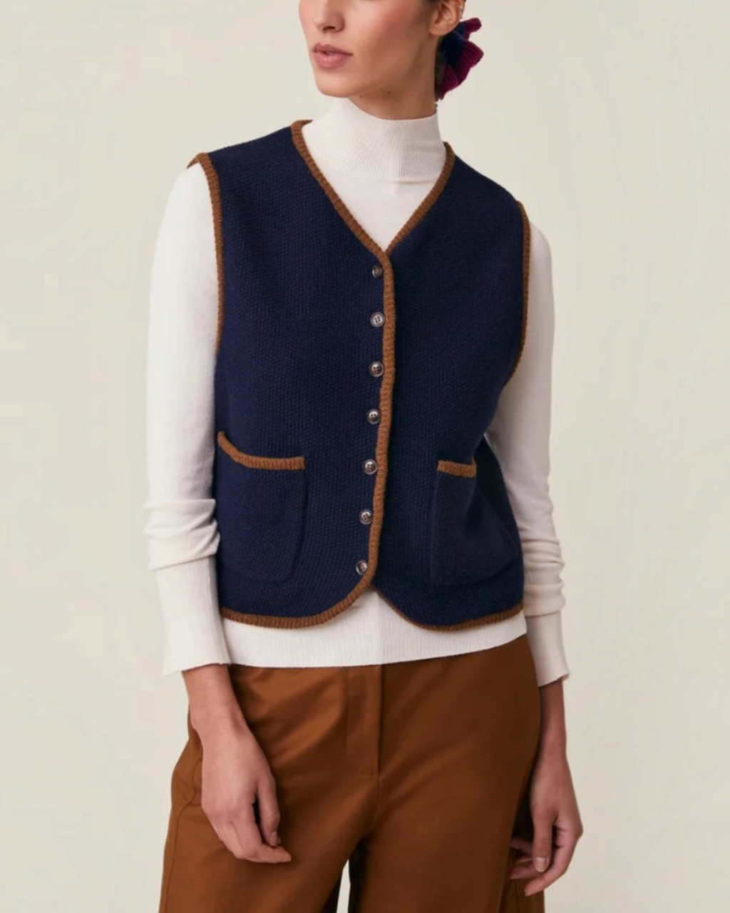 Gilet sans manches Merci Paris Moismont Angele en laine mérinos bleu marine avec finitions contrastées marron