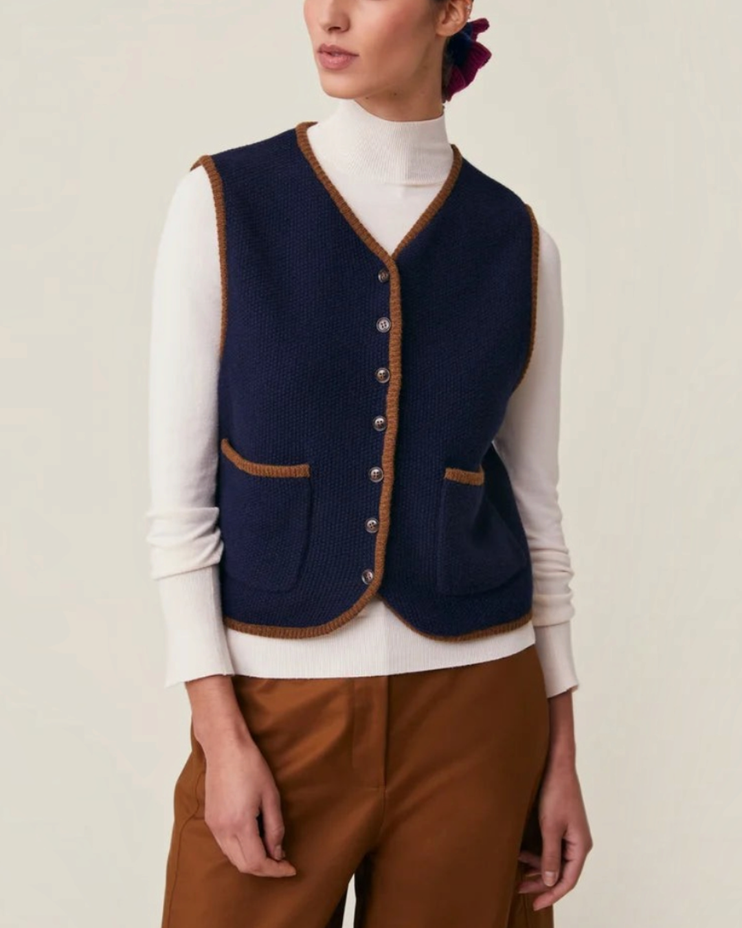 Gilet sans manches Merci Paris Moismont Angele en laine mérinos bleu marine avec finitions contrastées marron