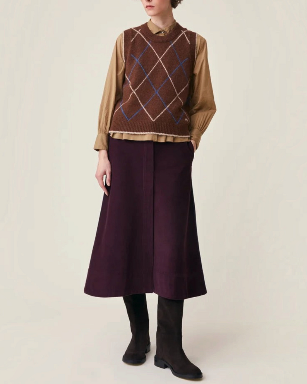 Mannequin portant le pull sans manches Moismont Eddy en maille d'alpaga marron à motif losanges et broderie M