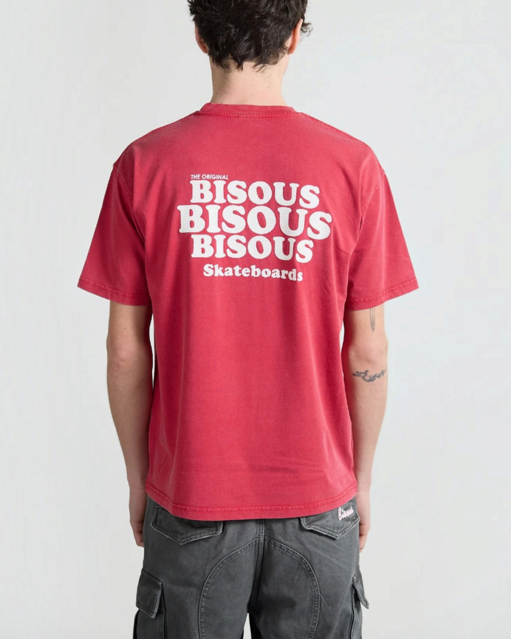T-shirt Merci Paris Bisous Skateboard rouge brique en coton avec logo blanc sérigraphié au dos, vue arrière