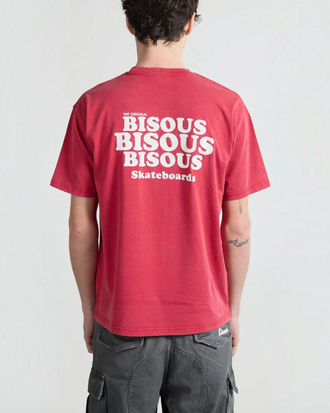 T-shirt Merci Paris Bisous Skateboard rouge brique en coton avec logo blanc sérigraphié au dos, vue arrière