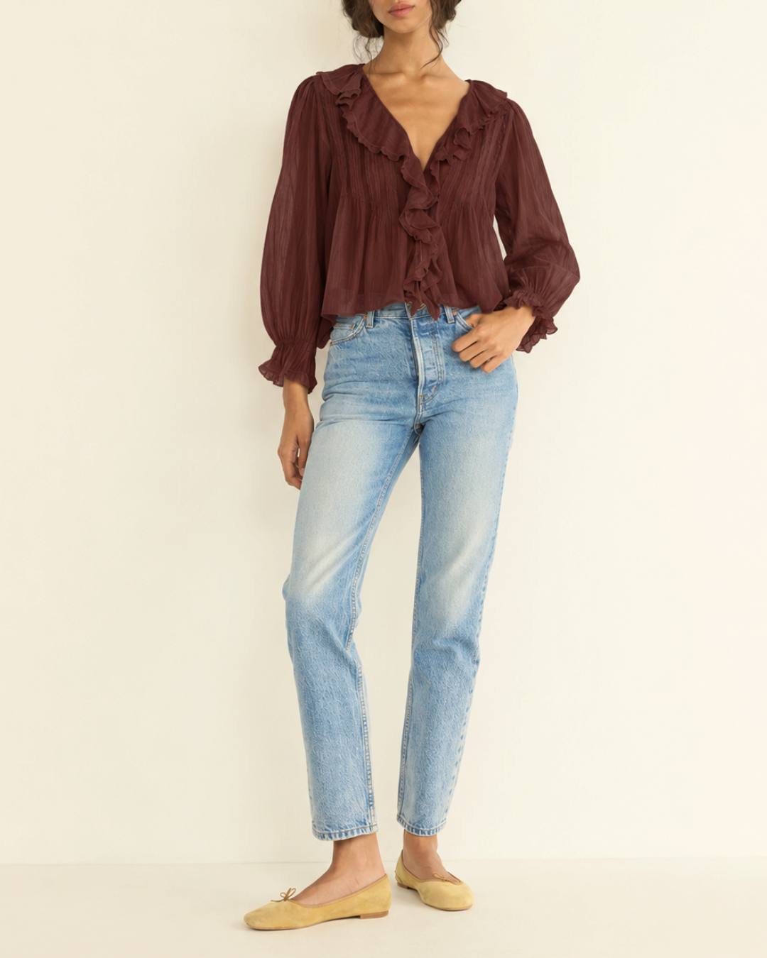 Modèle portant la chemise Hardy rouge Merci Paris en voile de coton biologique avec volants et manches longues