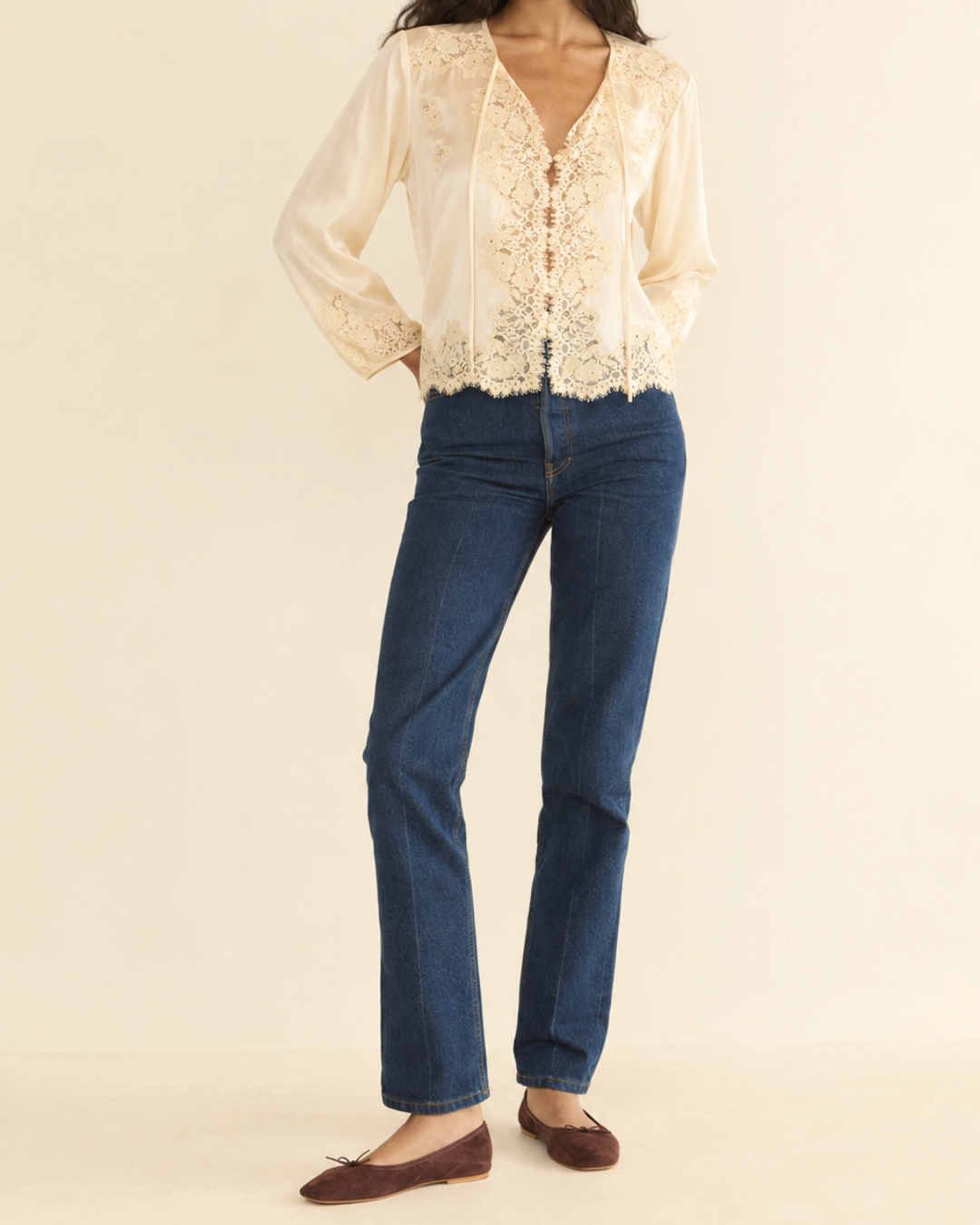 Blouse Lucine Merci Paris en soie écrue avec détails en dentelle délicate portée par une femme