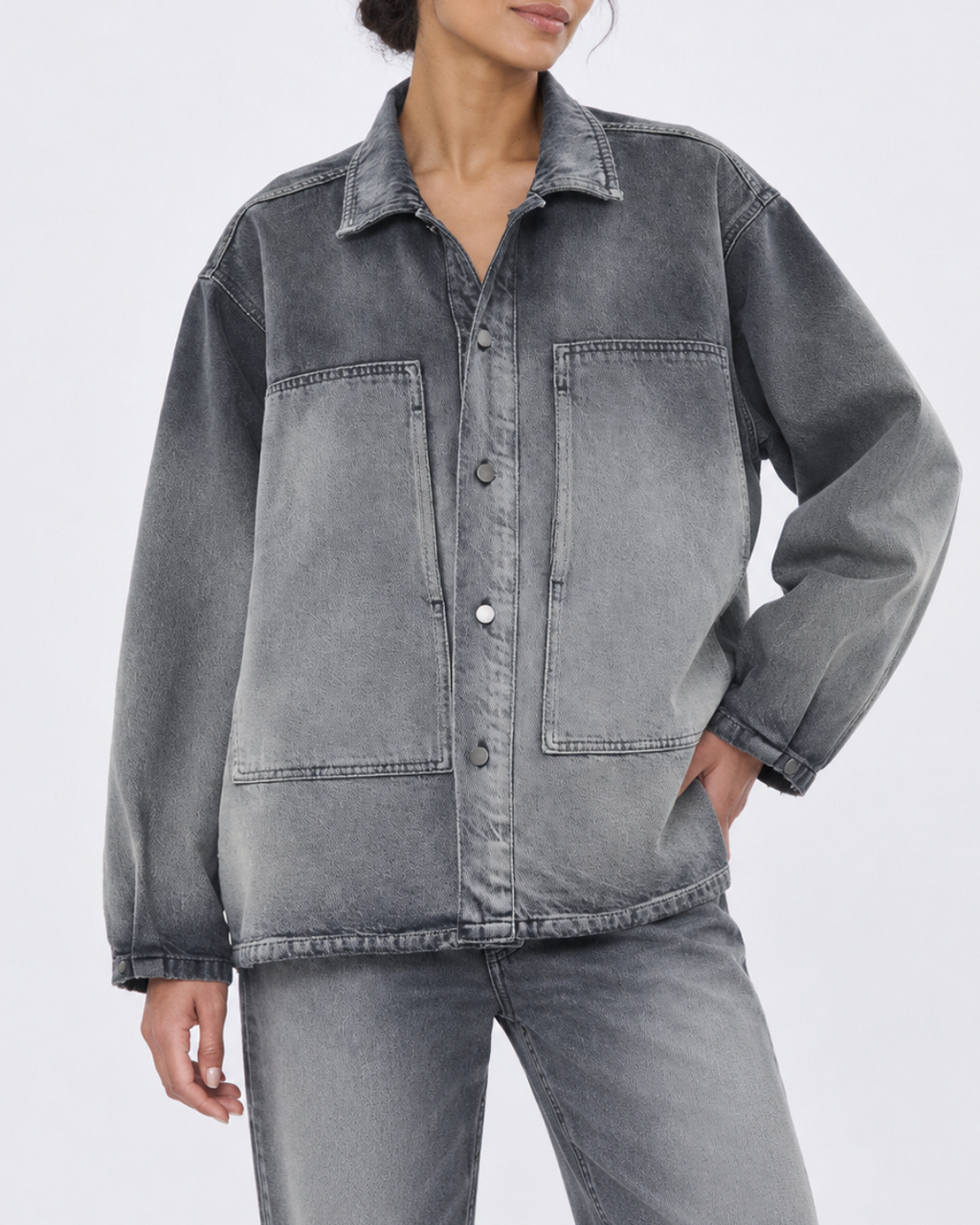 Chemise Legacy Haikure en denim gris délavé coupe oversize avec poches poitrine, portée par une femme chez Merci Paris