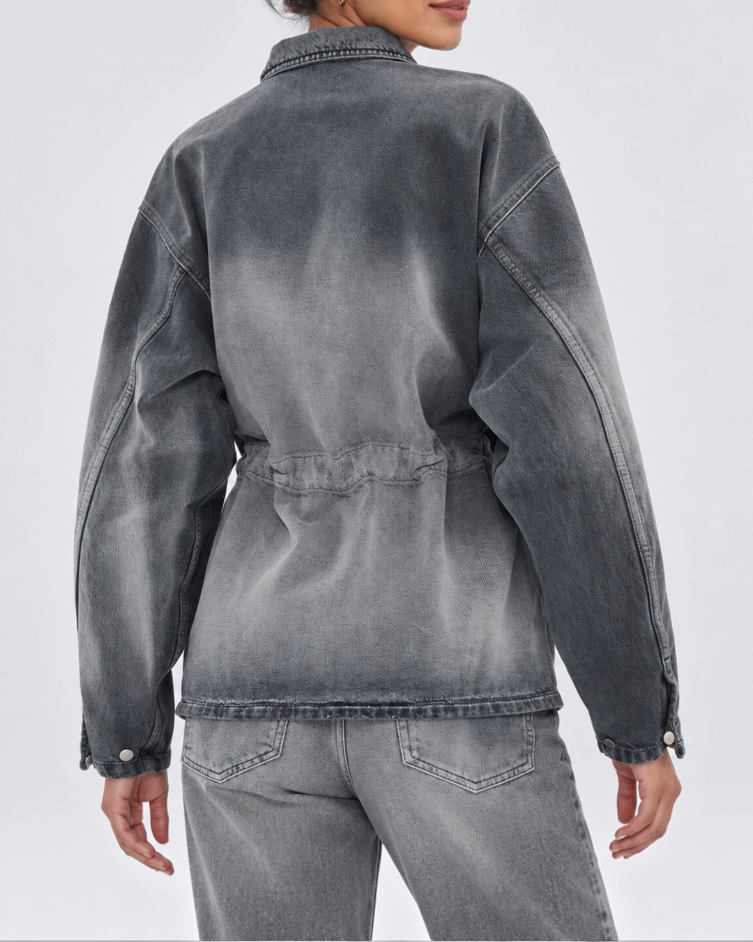 Vue arrière de la chemise Legacy Haikure en denim gris délavé avec dos froncé ajustable, portée par une femme