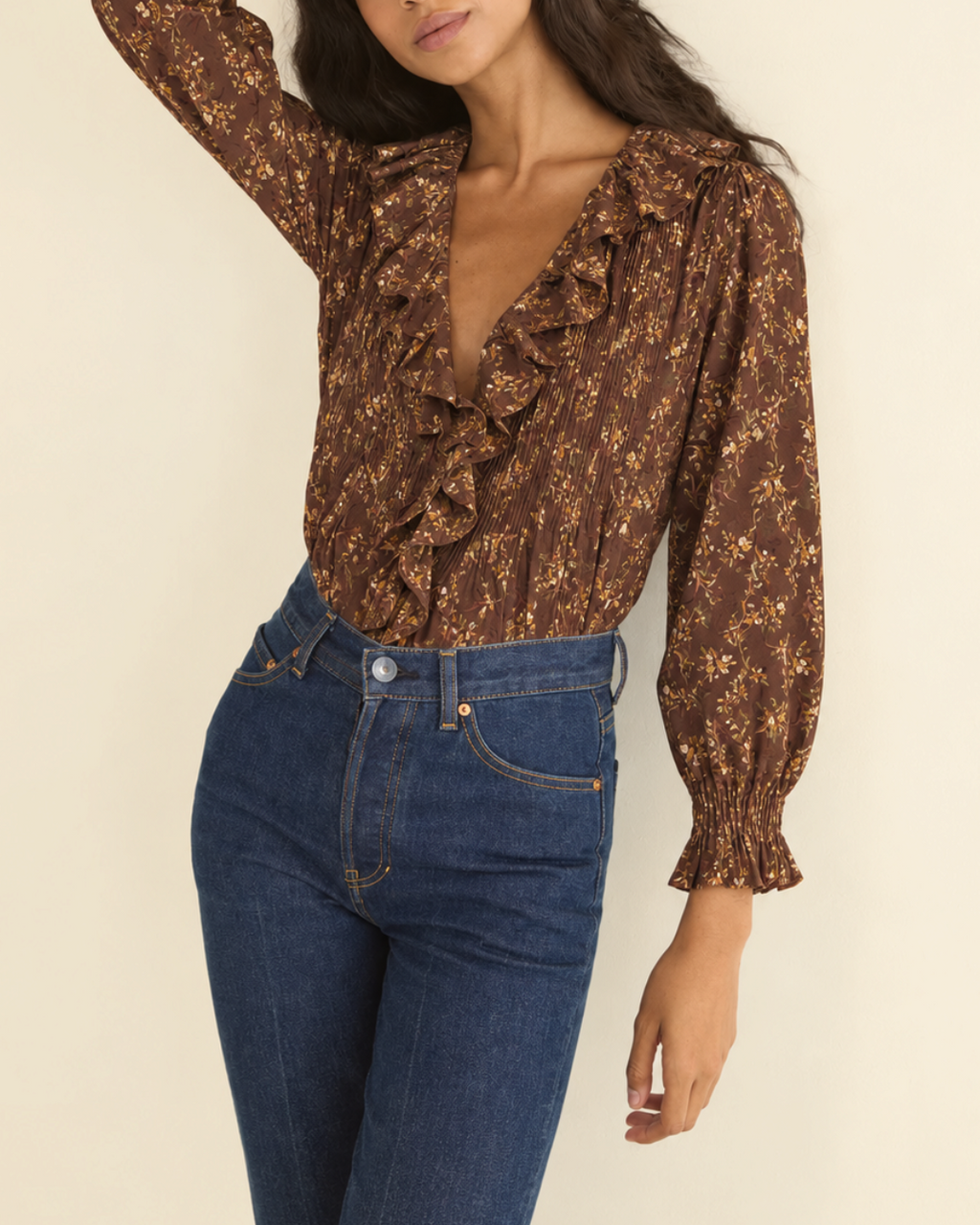 Blouse Merci Paris Doen Hardy brown with floral print, ruffled collar, long sleeves and lace details.