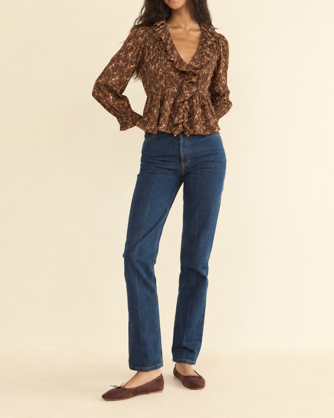 Blouse Merci Paris Dôen Brown hardy with flowers in organic cotton with ruffles and long sleeves worn by a model