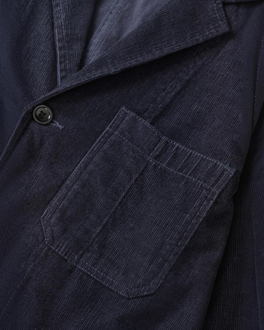 Veste en velours côtelé bleu marine Service Works chez Merci Paris avec poche plaquée et fermeture à trois boutons