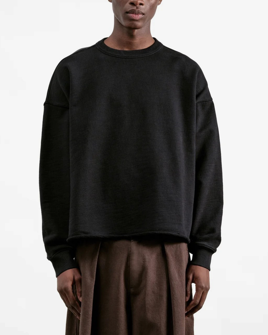 Sweat-shirt oversize noir Merci Paris en coton bouclette avec col rond et ourlet brut porté par un mannequin