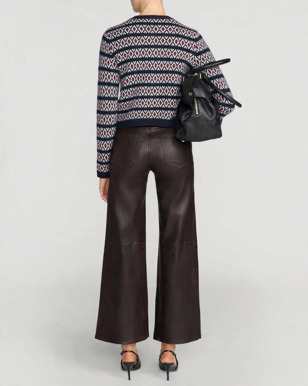 Cardigan Merci Paris Frame en laine et cachemire bleu marine à motif Fairisle porté avec un pantalon en cuir marron