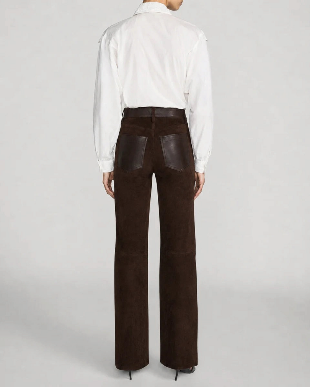 Vue arrière de la chemise blanche Merci Paris Frame en coton avec pantalon en daim marron à poches en cuir