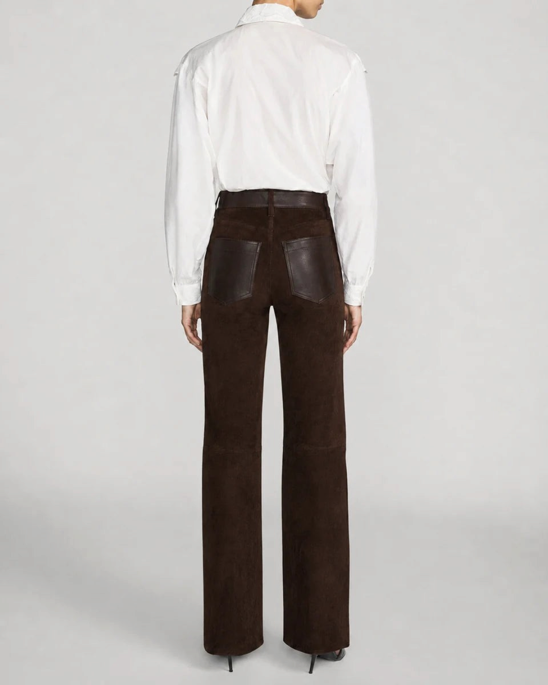 Vue arrière de la chemise blanche Merci Paris Frame en coton avec pantalon en daim marron à poches en cuir