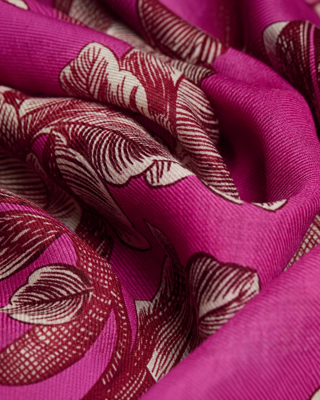 Echarpe en laine Merci Paris Inoui Editions Arboris fuchsia avec motif floral gravé détaillé