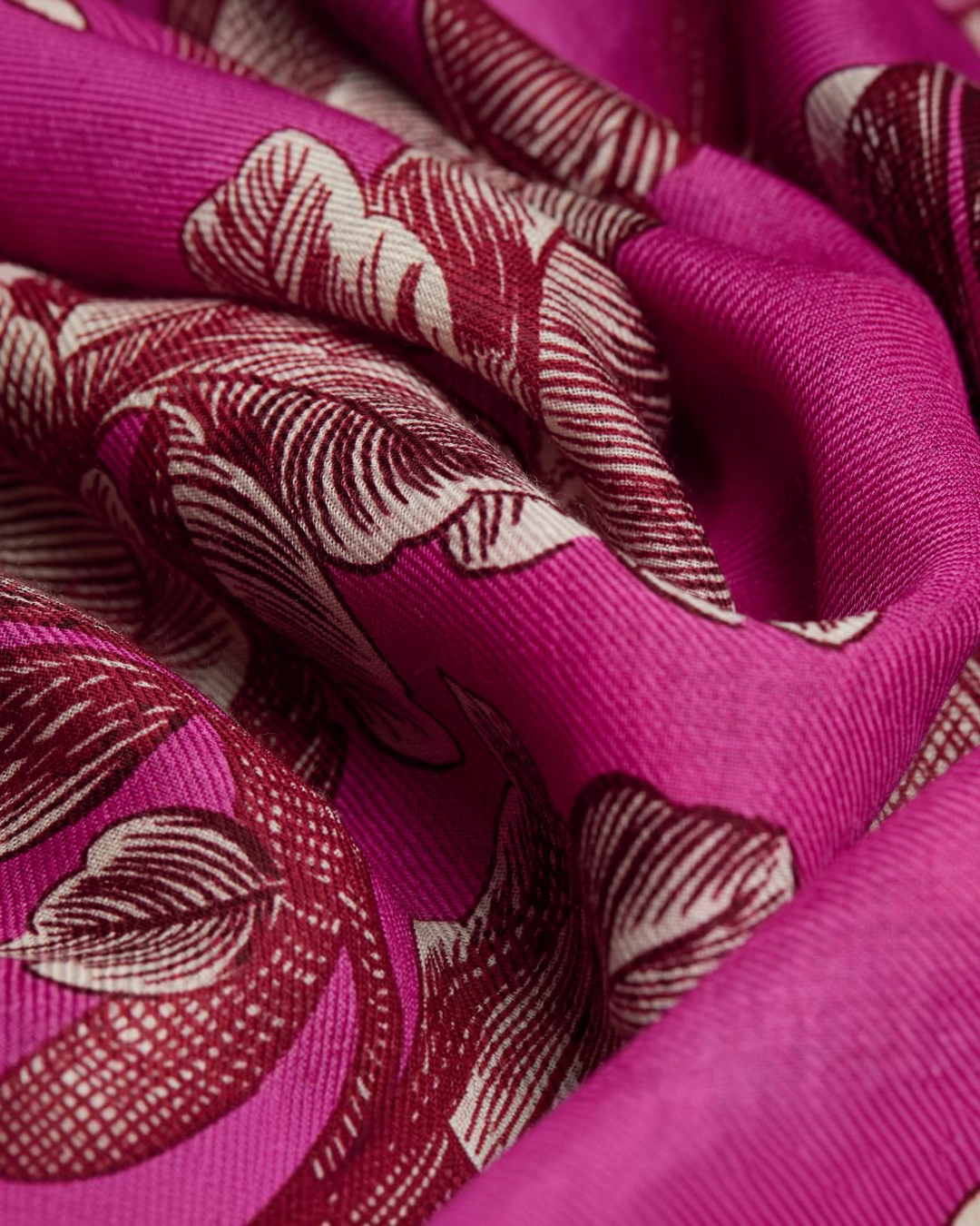 Echarpe en laine Merci Paris Inoui Editions Arboris fuchsia avec motif floral gravé détaillé