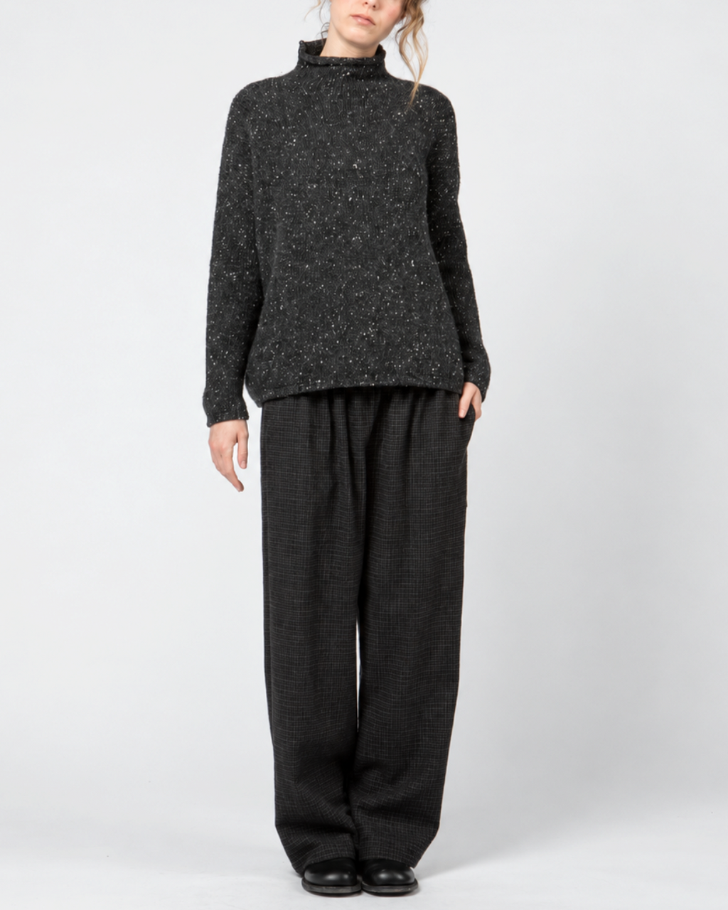 Pantalon large Merci Paris Apuntob bleu marine en laine à carreaux discrets porté par une femme