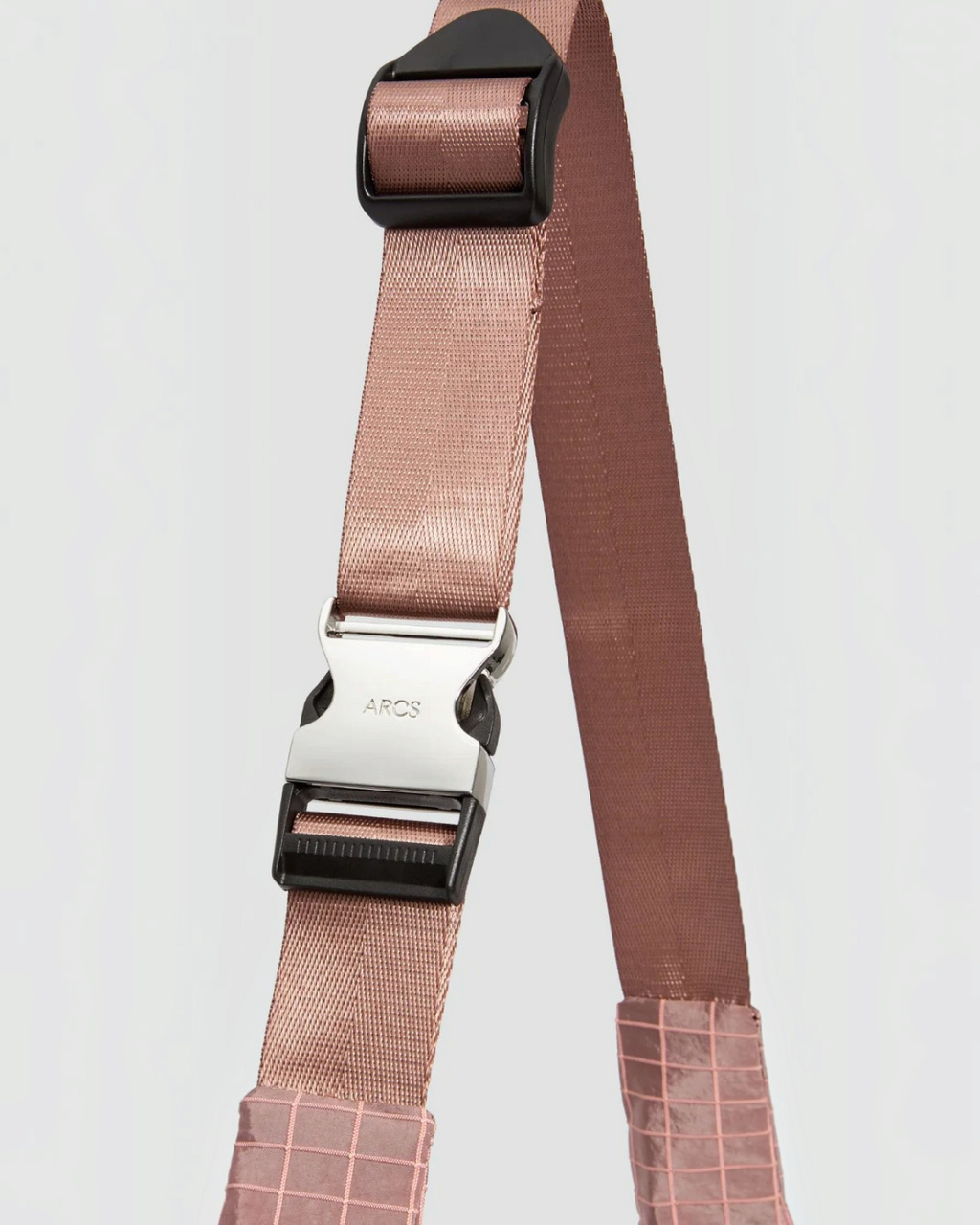 Détail de la bandoulière ajustable rose du sac Sent ARCS chez Merci Paris avec boucle métallique gravée