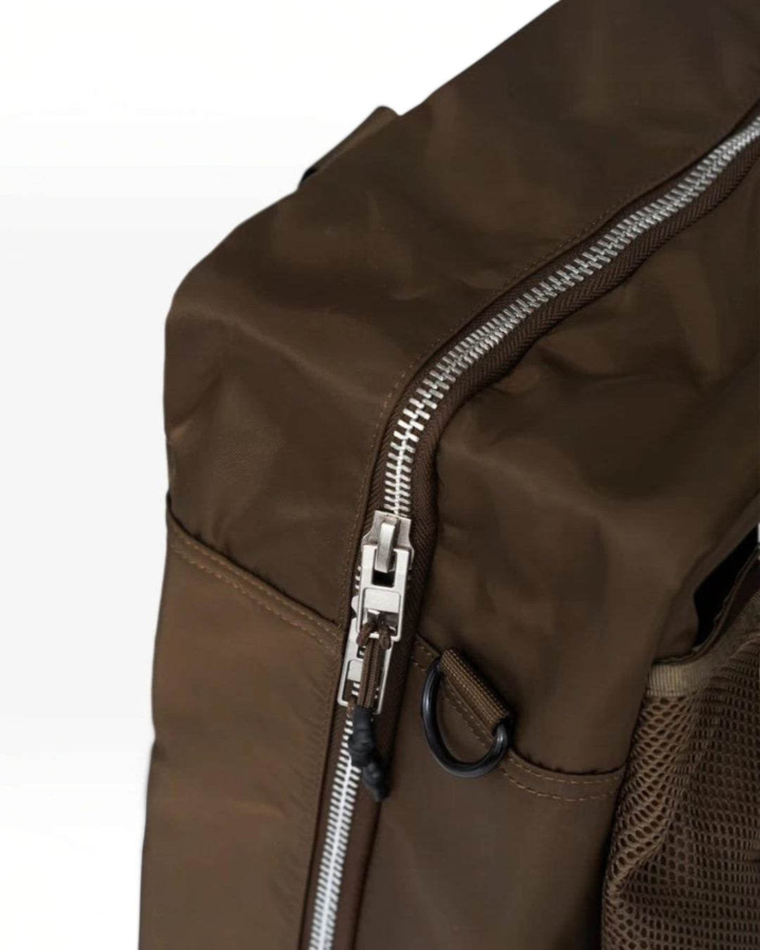 Sac de voyage Merci Paris AY Studios 35L marron en nylon recyclé avec fermeture zippée argentée robuste