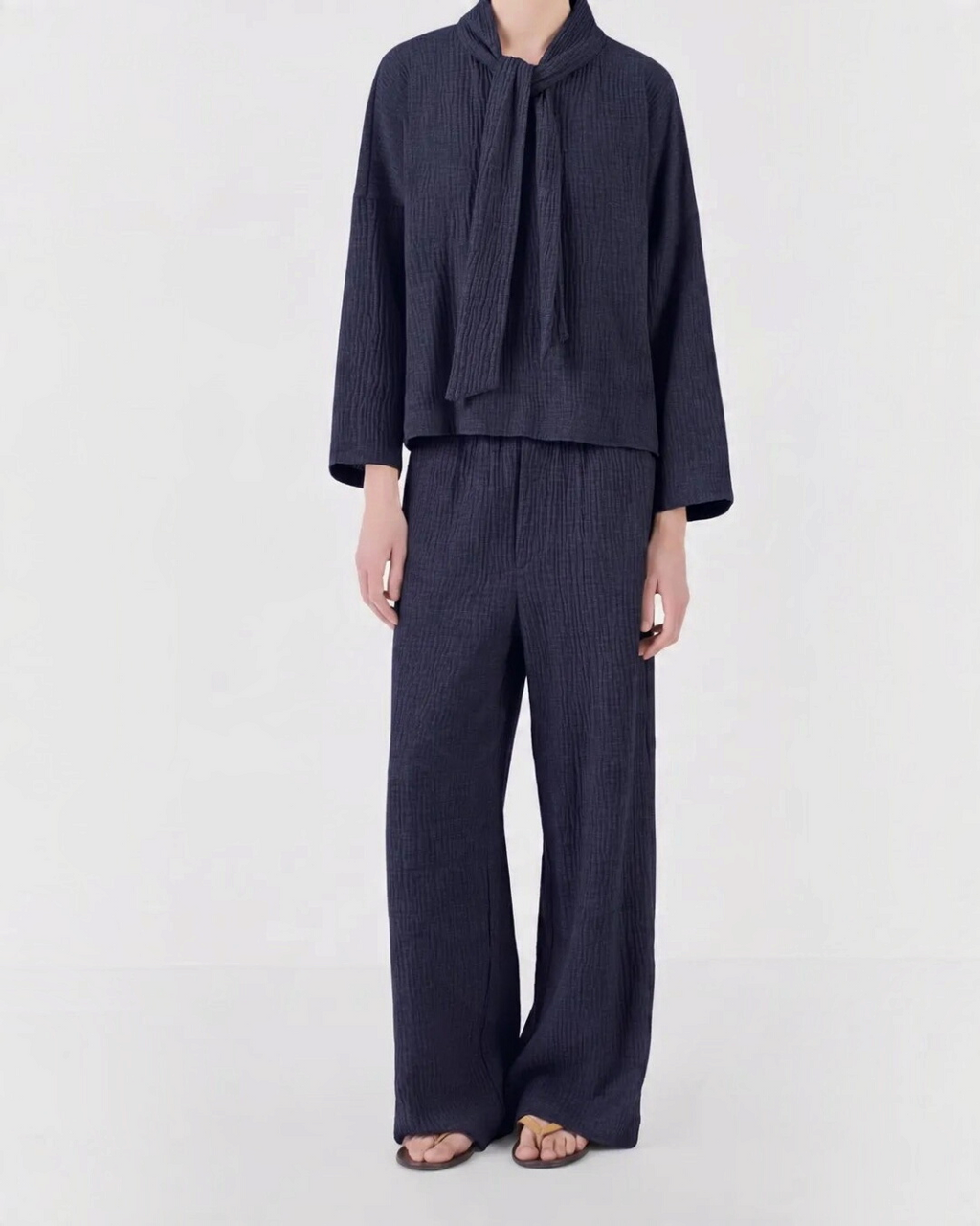 Ensemble Merci Paris Masscob bleu nuit en mélange de coton et laine avec haut à foulard et pantalon fluide