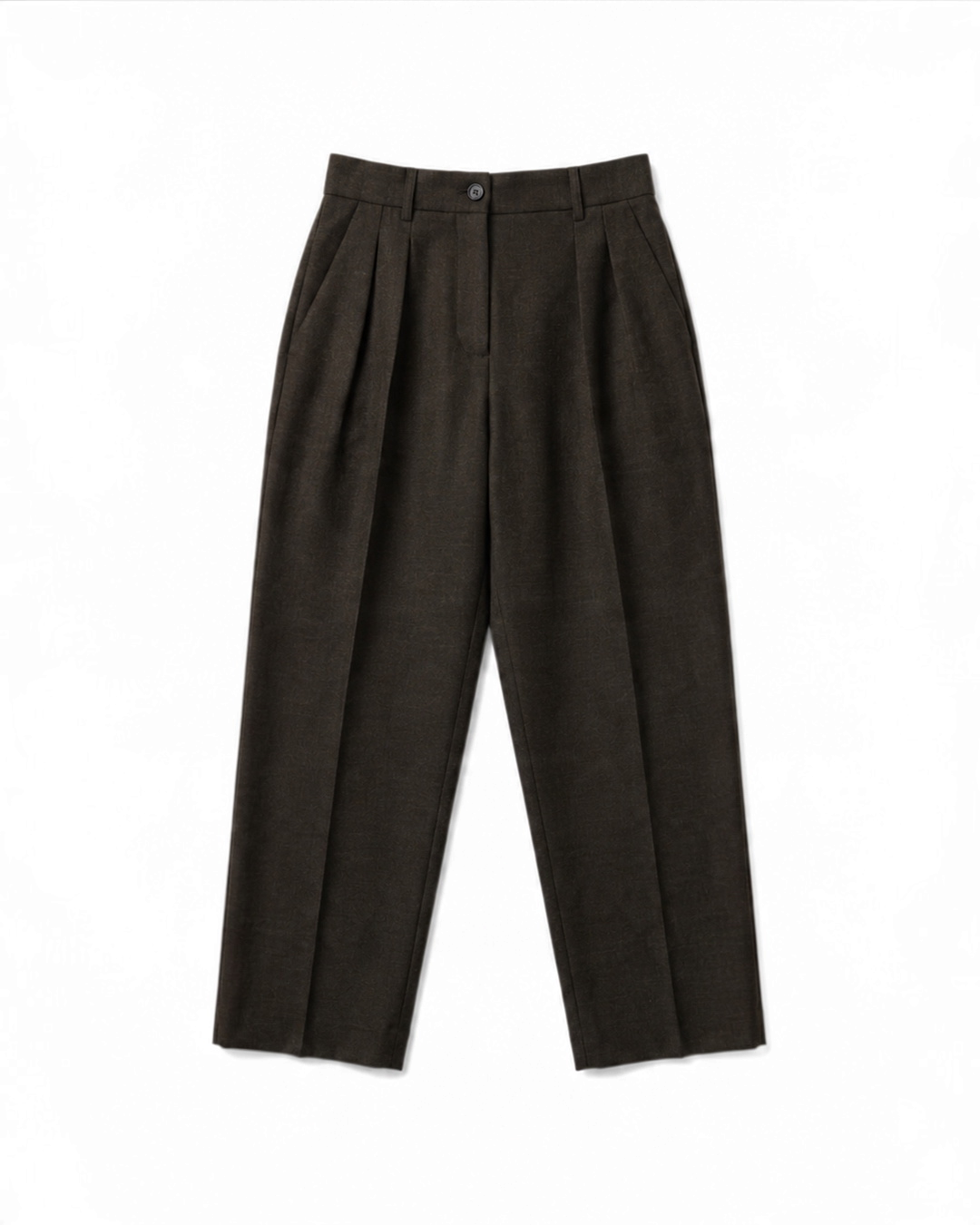 Pantalon Conrad Merci Paris en laine vierge marron, coupe barrel 7/8 avec pinces sur le devant et poches italiennes.