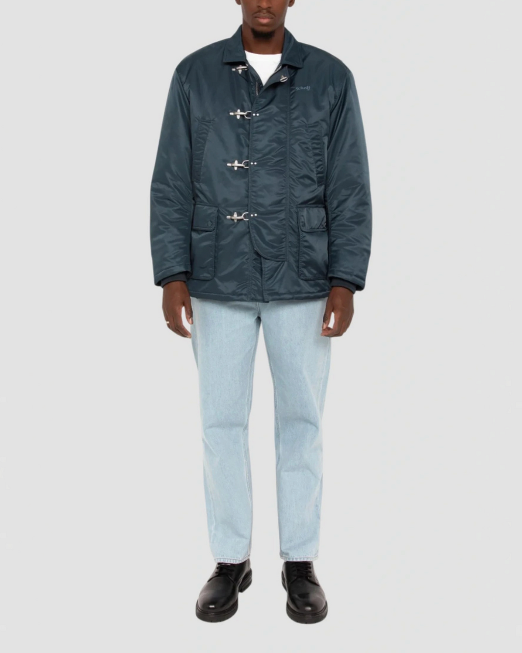 Homme portant une veste Fireman Merci Paris Schott bleu marine en nylon recyclé avec fermetures à crochets métalliques