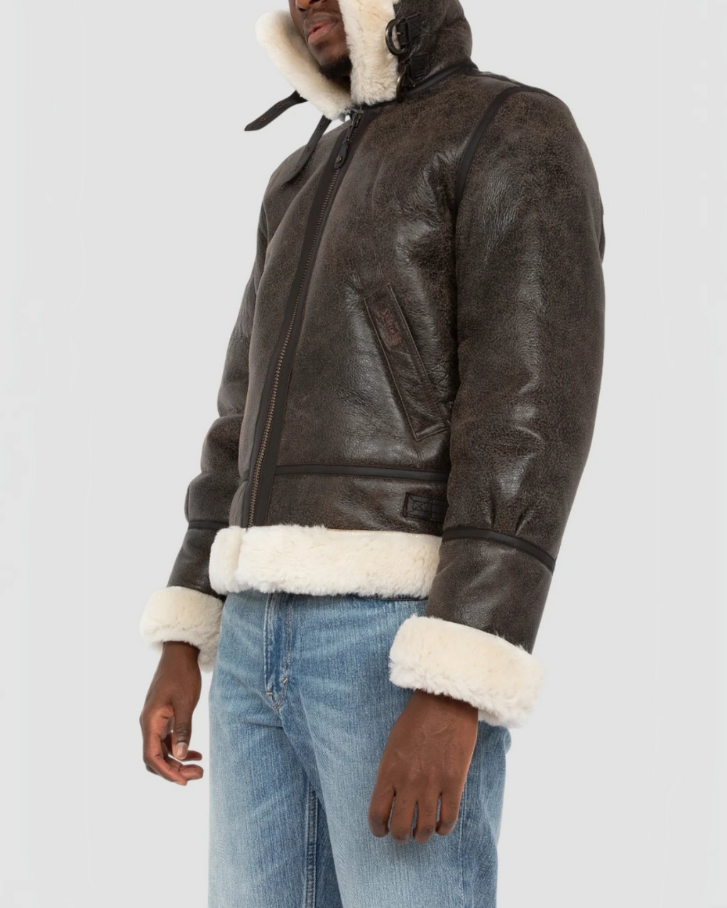 Homme portant un blouson bomber Merci Paris Schott en cuir de mouton marron vieilli avec col et doublure en laine