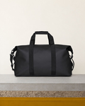 Rains - Sac Hilo Weekend Bag W3 - Noir – Vue sur banc