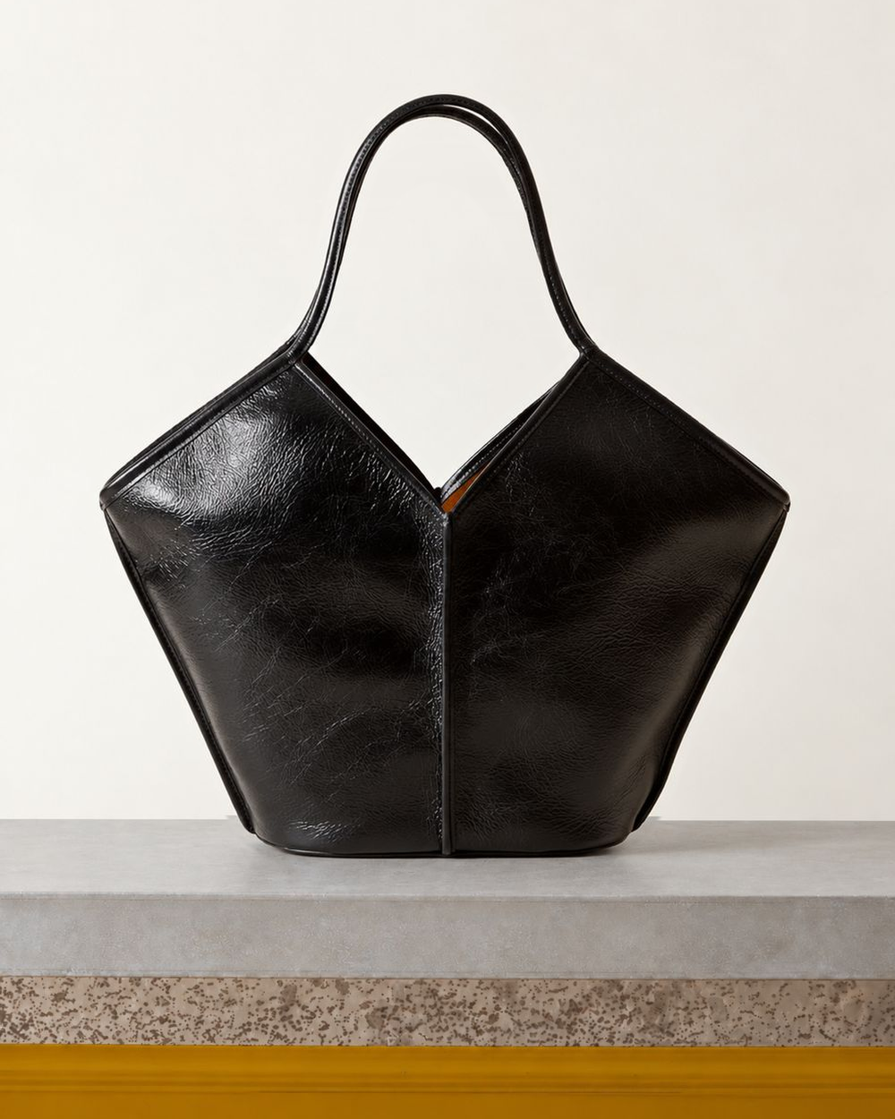Hereu - Sac Callela Distressed En Cuir - Noir – Vue sur banc