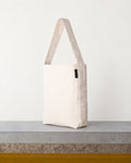 Kaan - Sac Midi Bucket Tote - Naturel – Vue sur banc