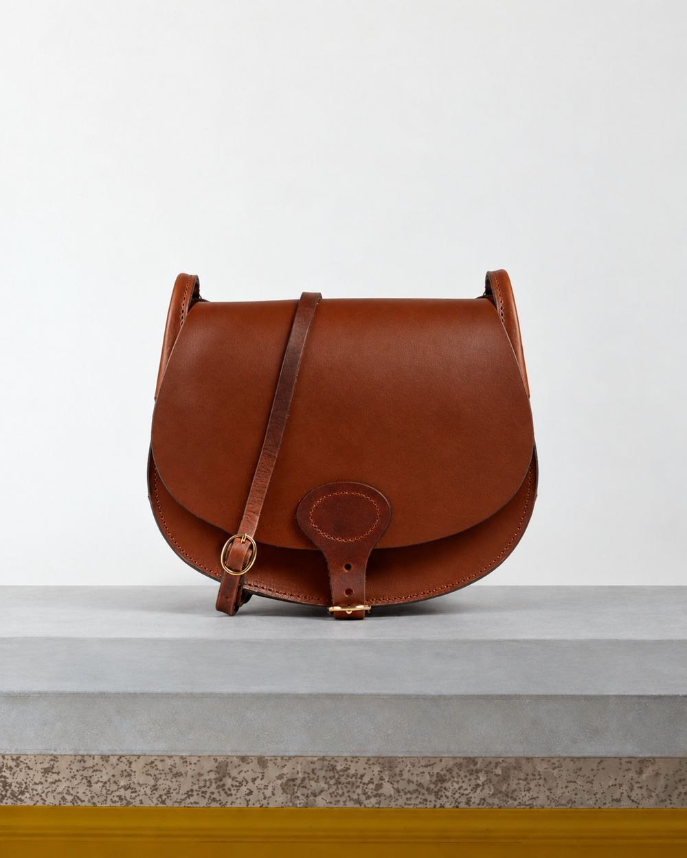 Bleu De Chauffe - Sac Gibecière Diane L - Brun Ambré – Vue sur banc