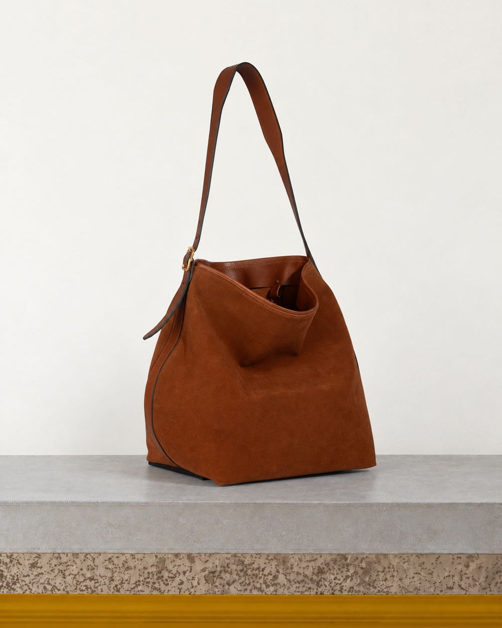 Bleu De Chauffe - Sac Seau Sofia - Brun Fauve – Vue sur banc