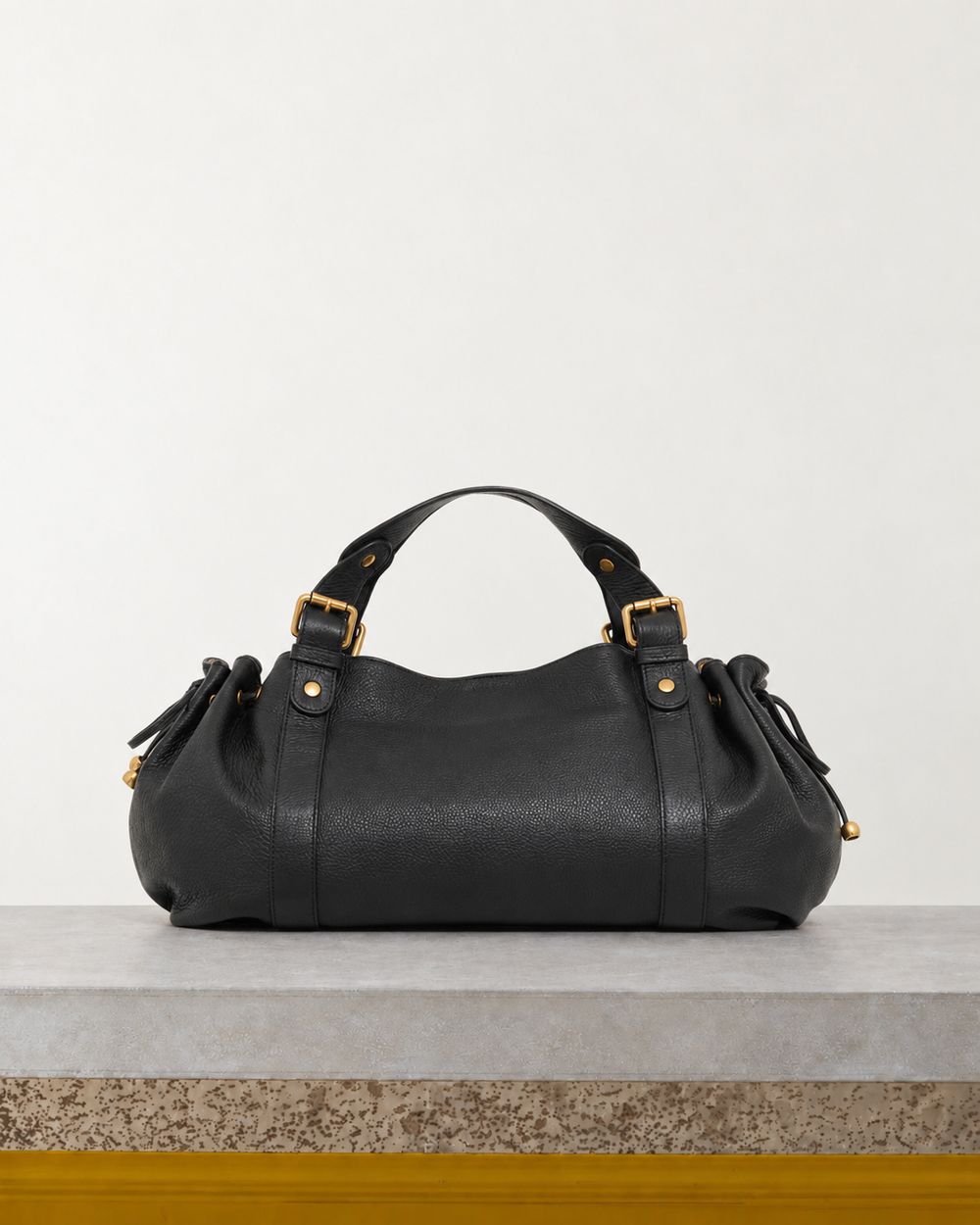 Gerard Darel - Sac À Main En Cuir Grainé Intérieur Métallisé 24H - Noir & Or – Vue sur banc