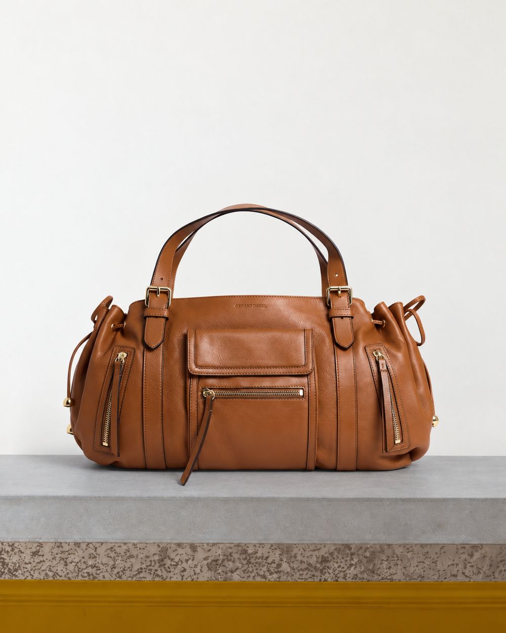 Gerard Darel - Sac À Main En Cuir Avec Poches Zippées St Germain - Cognac – Vue sur banc