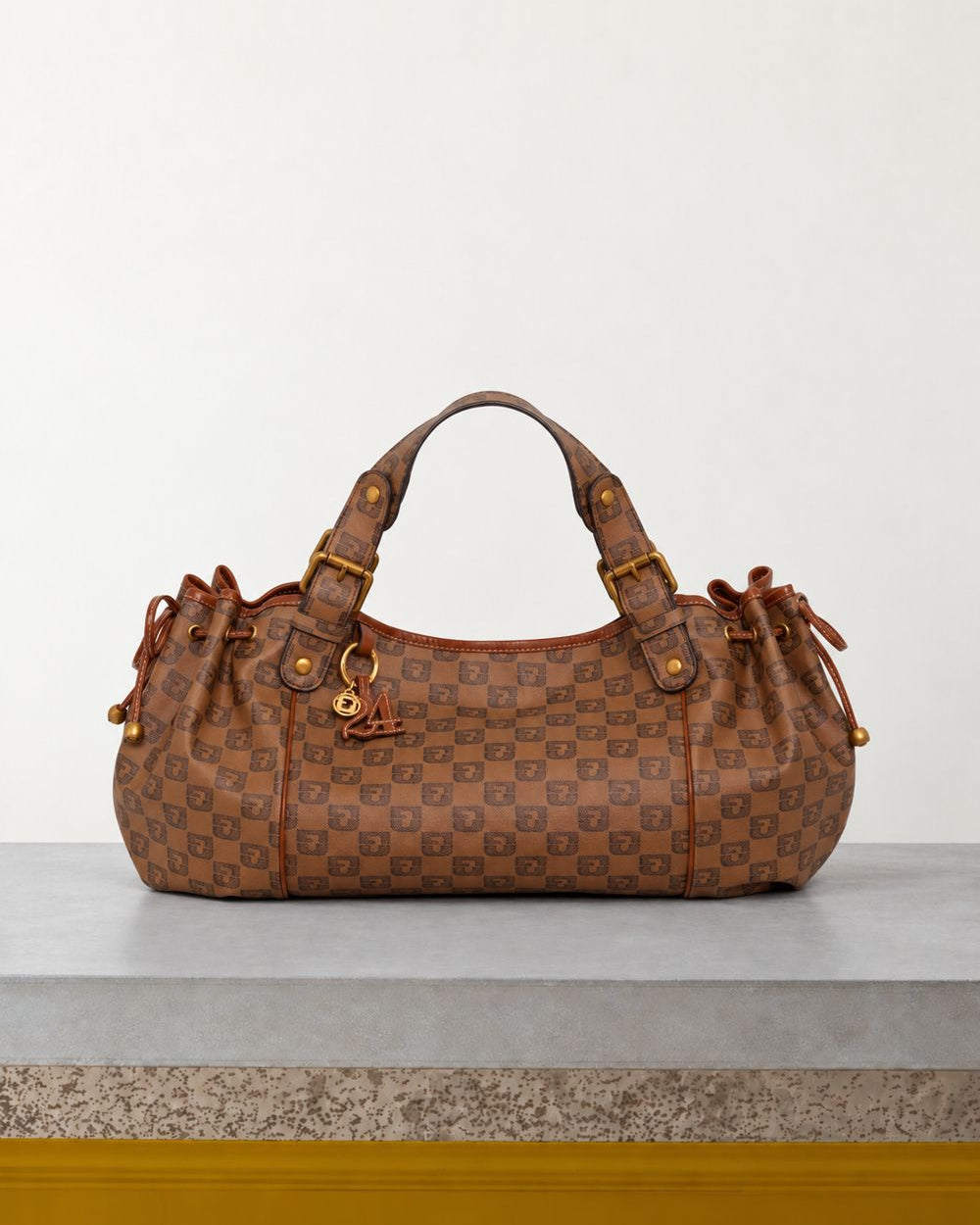 Gerard Darel - Sac À Main En Toile Enduite Monogrammée Et Cuir 24H - Camel – Vue sur banc
