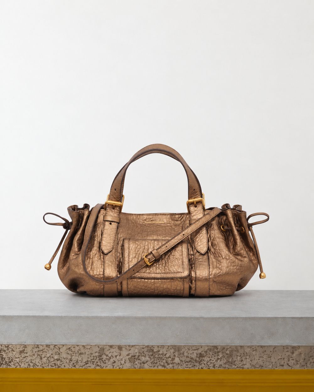 Gerard Darel - Sac À Main En Cuir Bubble Métallisé 18H - Or – Vue sur banc