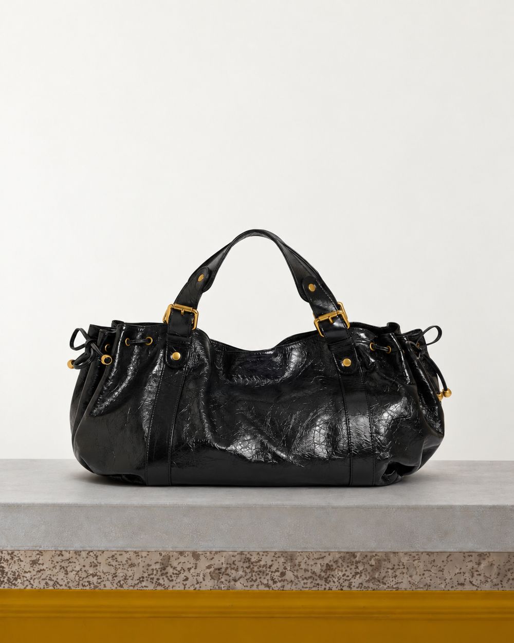 Gerard Darel - Sac À Main En Cuir Effet Froissé 24H - Noir – Vue sur banc