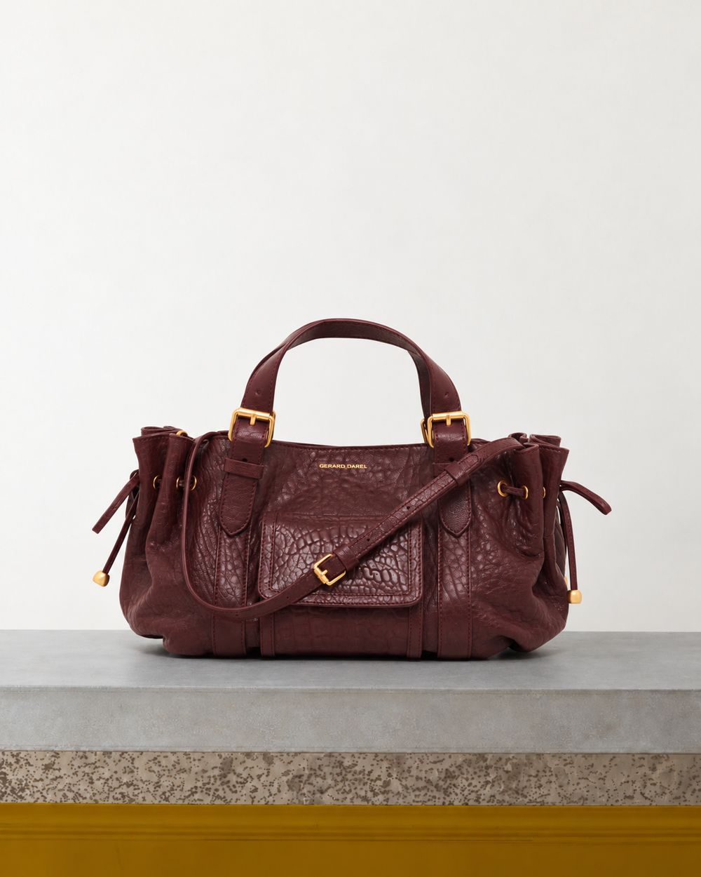 Gerard Darel - Sac À Main En Cuir Bubble 18H - Bordeaux – Vue sur banc