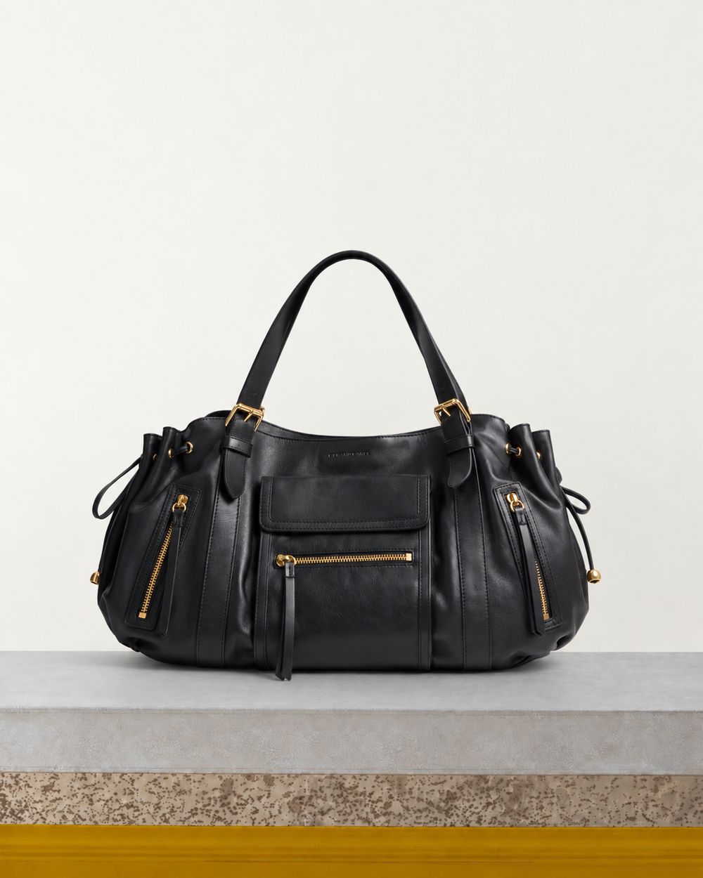 Gerard Darel - Sac À Main En Cuir Avec Poches Zippées St Germain - Noir – Vue sur banc