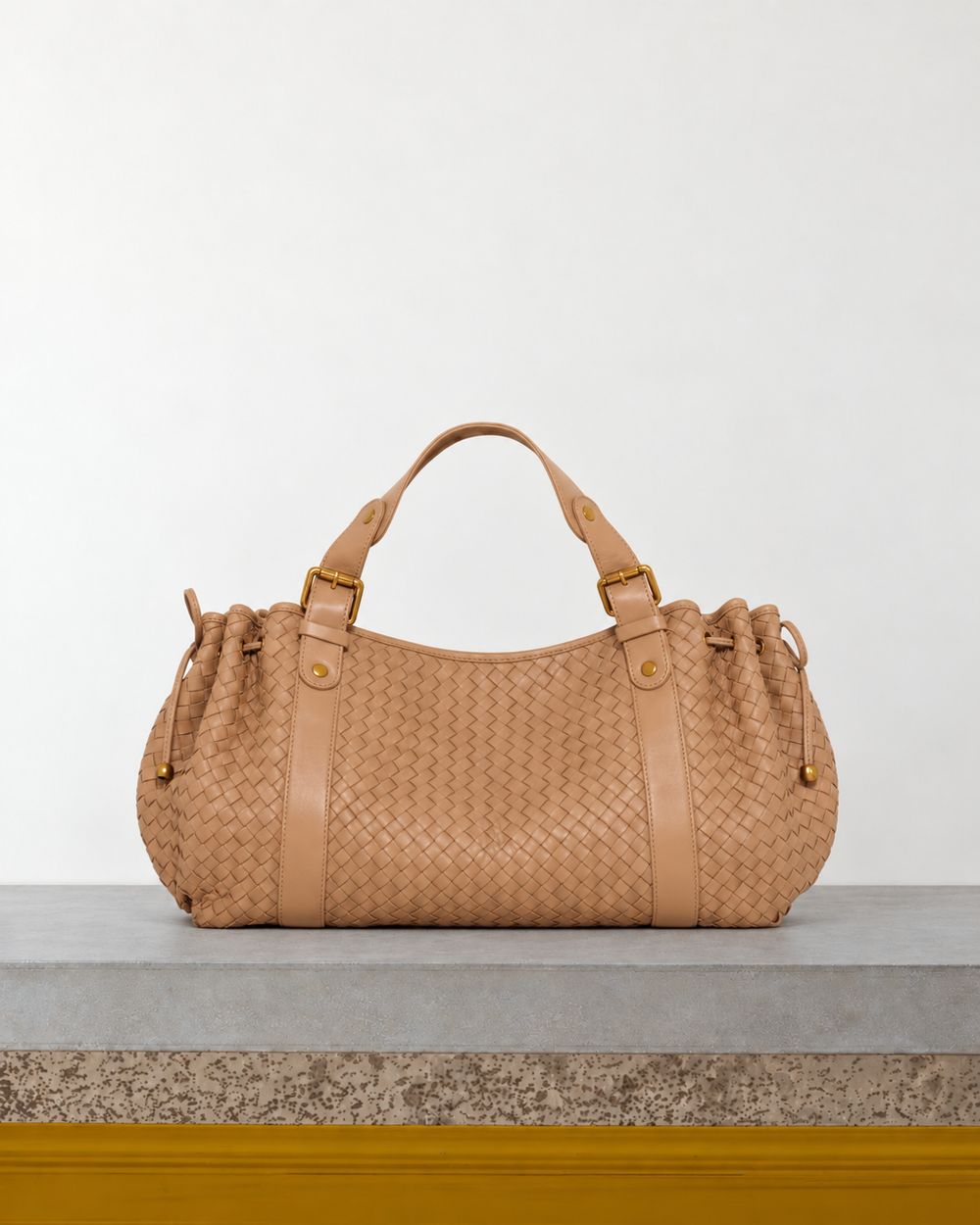 Gerard Darel - Sac À Main En Cuir Tressé 24H - Caramel – Vue sur banc