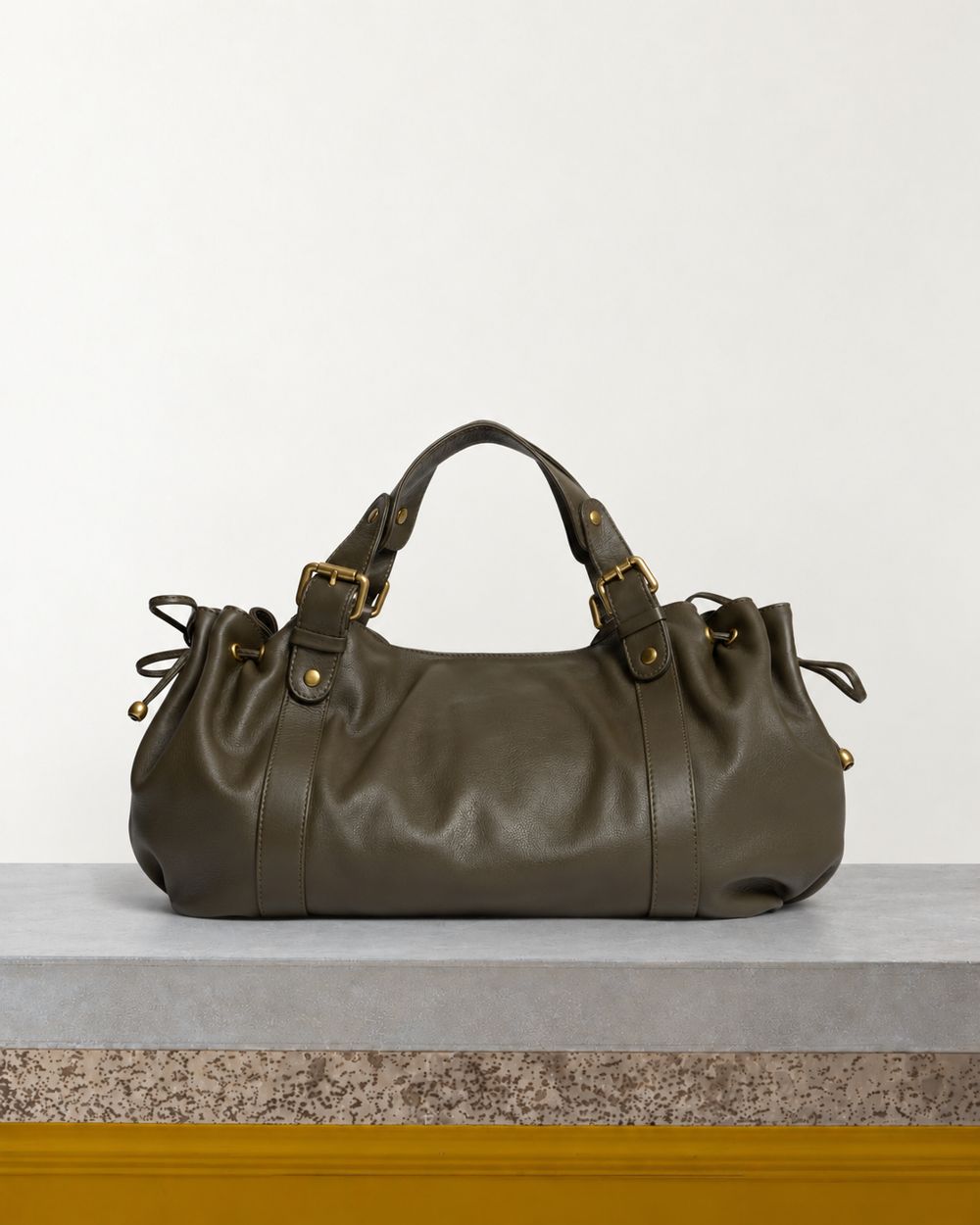 Gerard Darel - Sac À Main En Cuir 24H - Kaki – Vue sur banc
