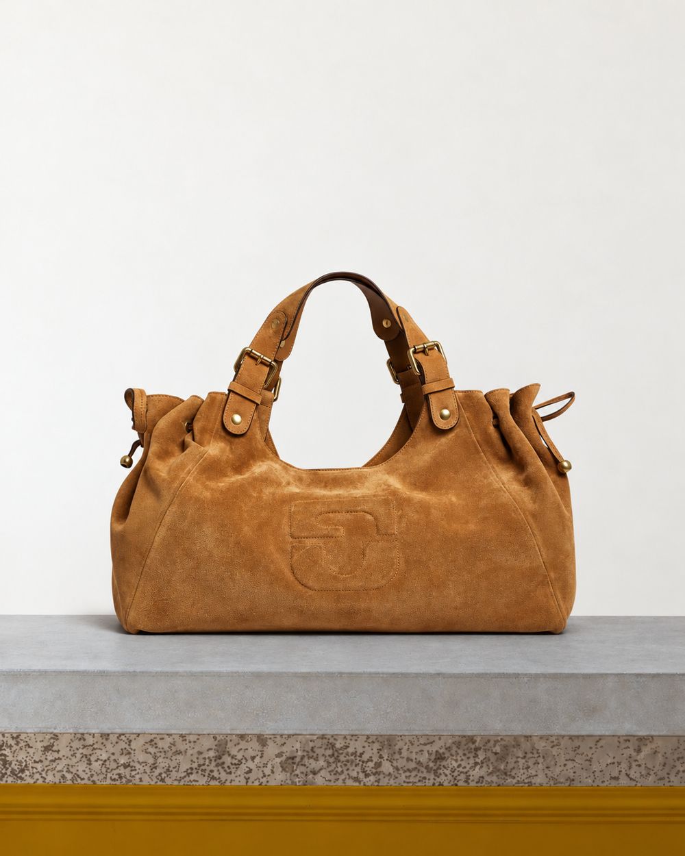 Gerard Darel - Sac À Main En Cuir Velours Chiara - Blé – Vue sur banc