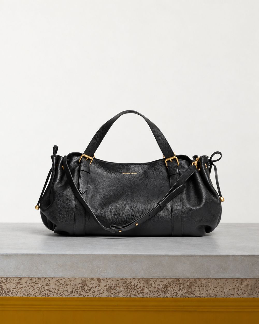 Gerard Darel - Sac À Main En Cuir Grainé Premium Le 24H - Noir – Vue sur banc