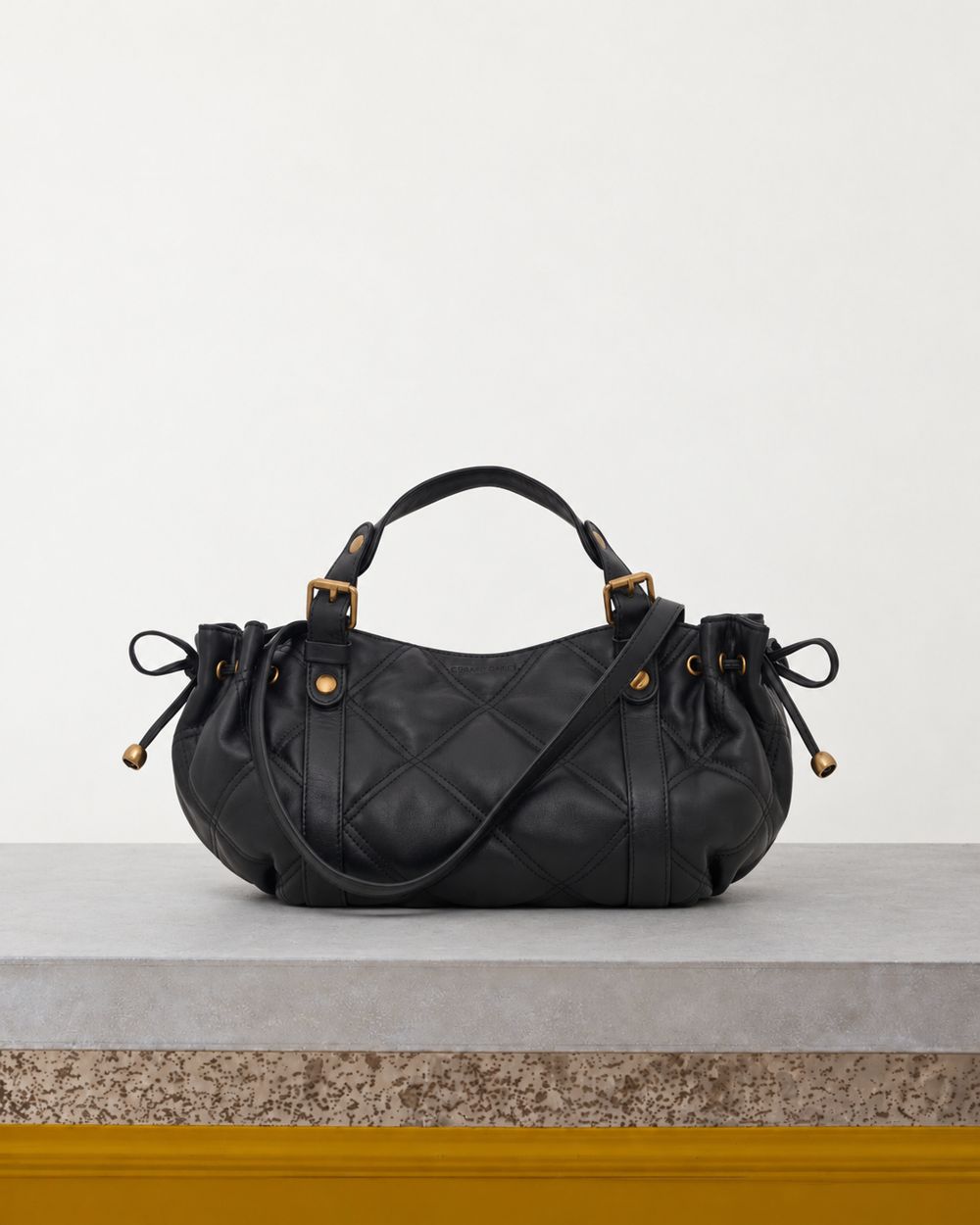 Gerard Darel - Mini Sac À Main En Cuir Matelassé 12H - Noir – Vue sur banc
