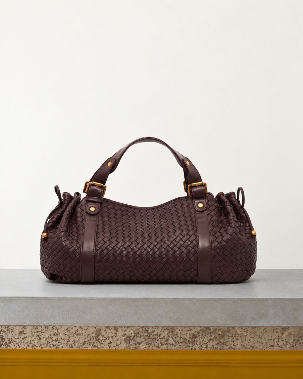 Gerard Darel - Sac À Main En Cuir Tressé 24H - Bordeaux – Vue sur banc