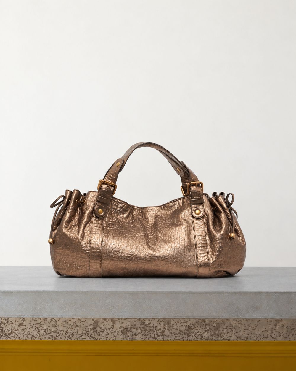 Gerard Darel - Sac À Main En Cuir Bubble Métallisé 24H - Mordoré – Vue sur banc