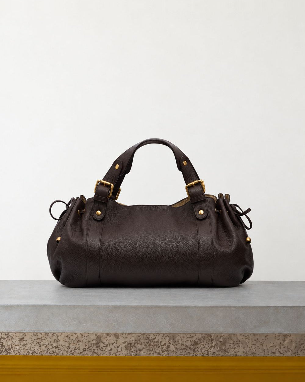 Gerard Darel - Sac À Main En Cuir Grainé Intérieur Métallisé 24H - Marron & Or – Vue sur banc