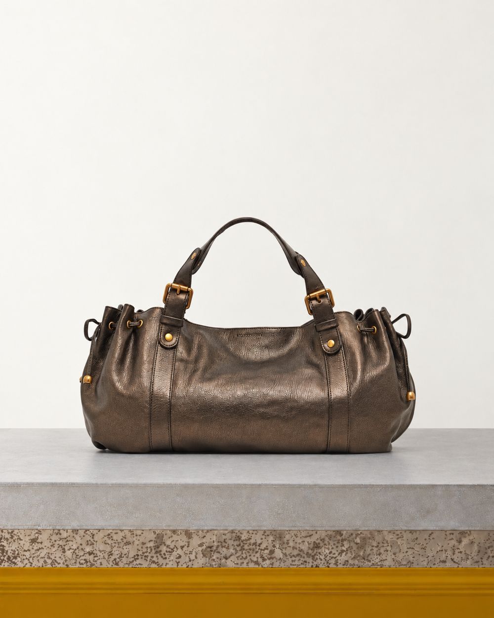 Gerard Darel - Sac À Main En Cuir Métallique 24H - Or – Vue sur banc