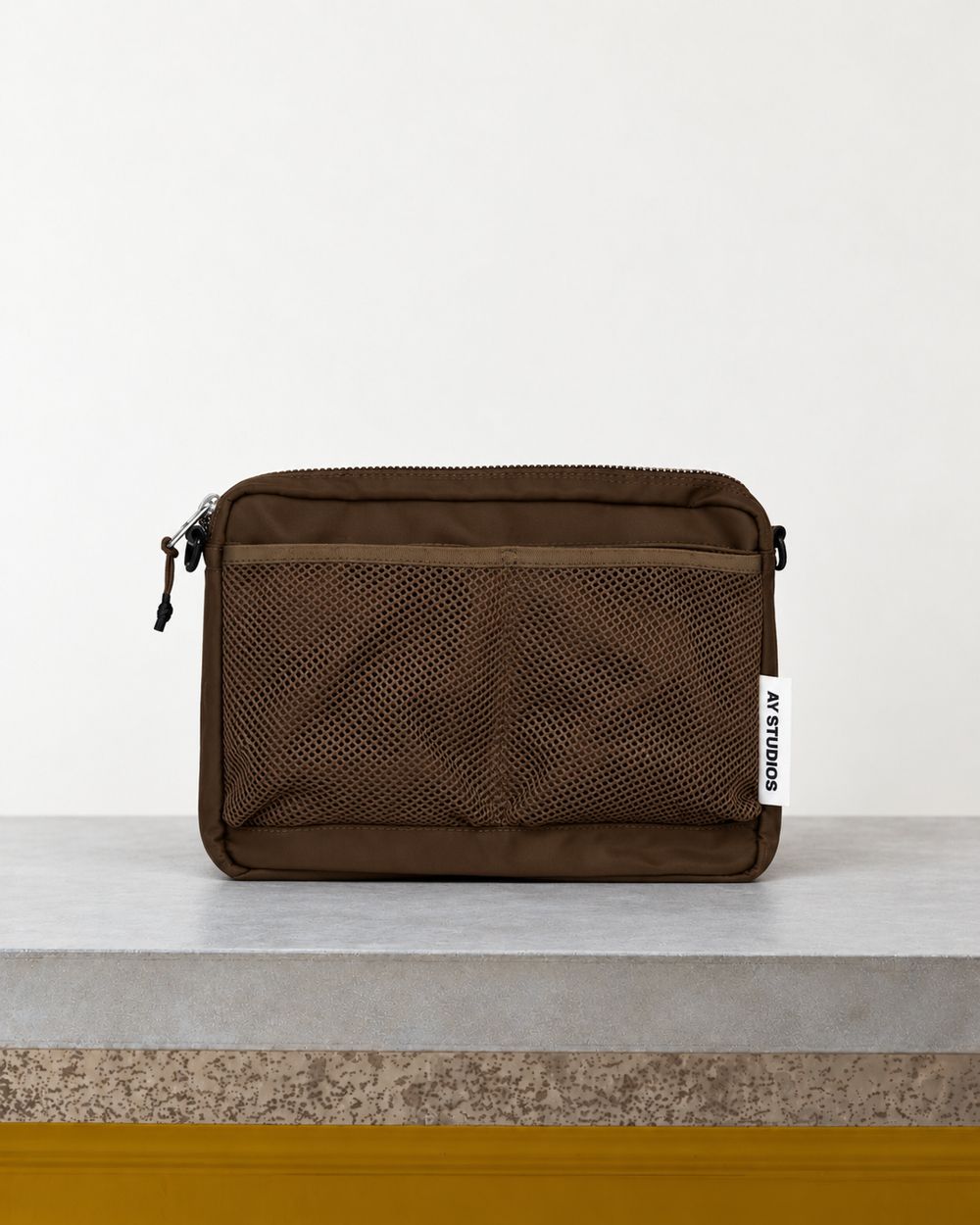 Ay Studios - Sac Bandoulière - Marron – Vue sur banc
