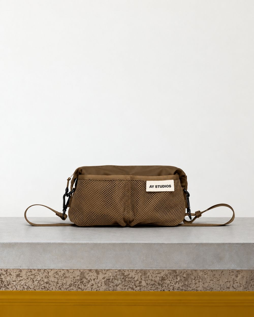 Ay Studios - Sac Bandoulière - Kaki – Vue sur banc