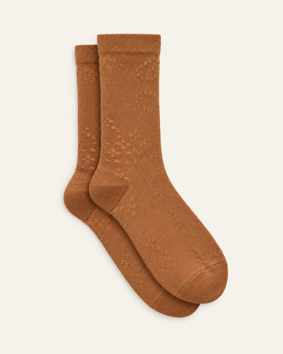 Beck Sondergaard - Chaussettes Anglaisia Cotta - Marron Mocha — paire en packshot sur fond écru