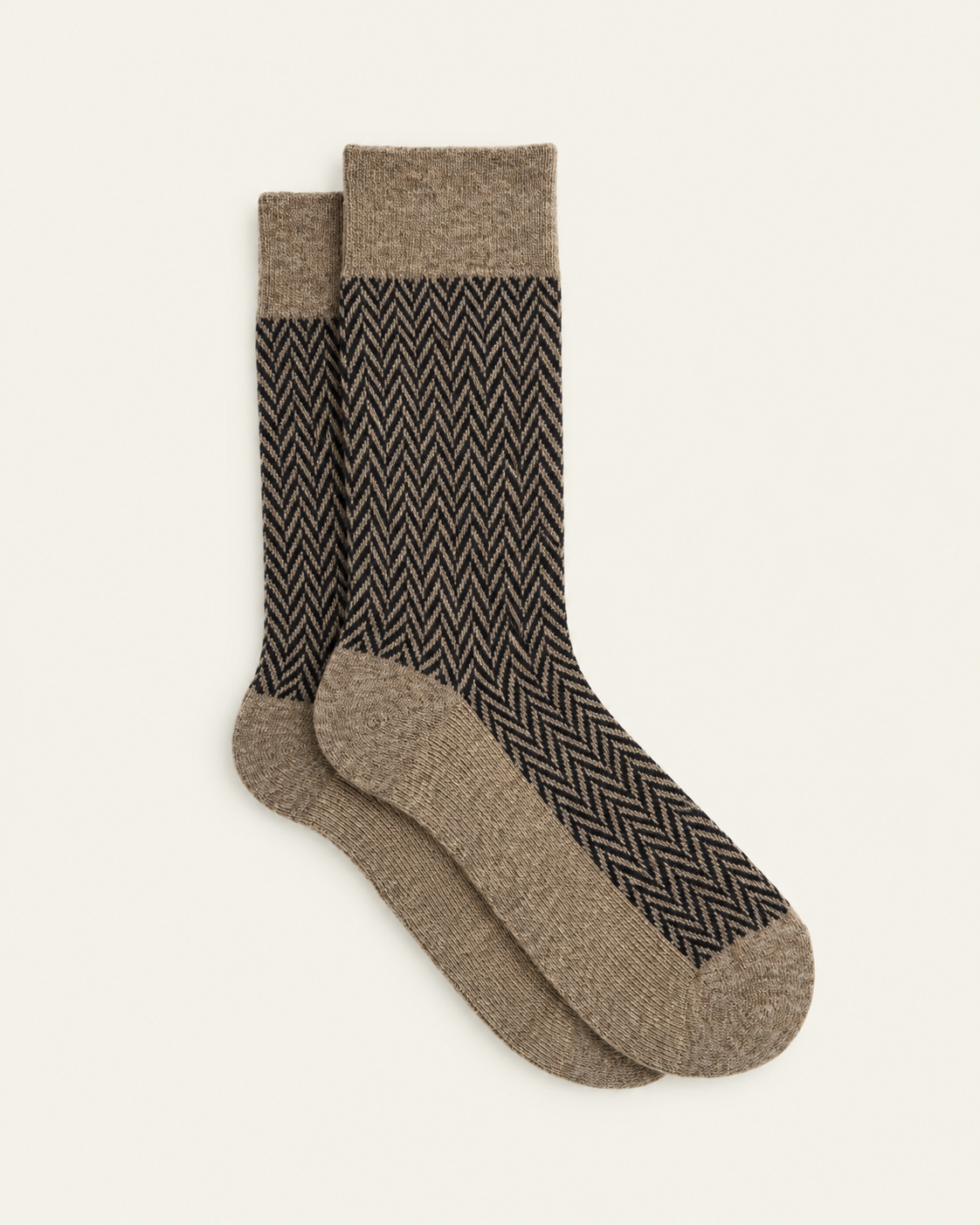 Anonymous ISM - Chaussettes Herringbone Crew - Beige — paire en packshot sur fond écru